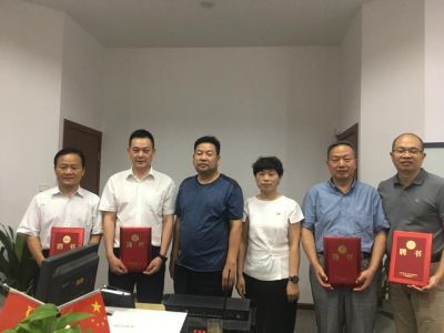 宁波南阳卧龙经济发展促进会授牌仪式在宁波鸿雁包装公司举行